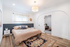 2 Schlafzimmer, Schreibtisch, Bügeleisen/Bügelbrett, Reisekinderbett