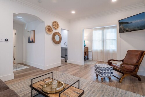 Plush 2-bed apt in Riverside Heights!