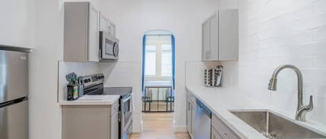 Réfrigérateur, micro-ondes, four, plaque de cuisson