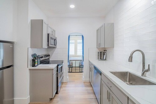 Plush 2-bed apt in Riverside Heights!