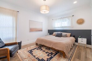 2 bedrooms, desk, iron/ironing board, travel cot - Plush 2-bed apt in Riverside Heights! (Reno)