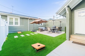 Outdoor dining - Plush 2-bed apt in Riverside Heights! (Reno)