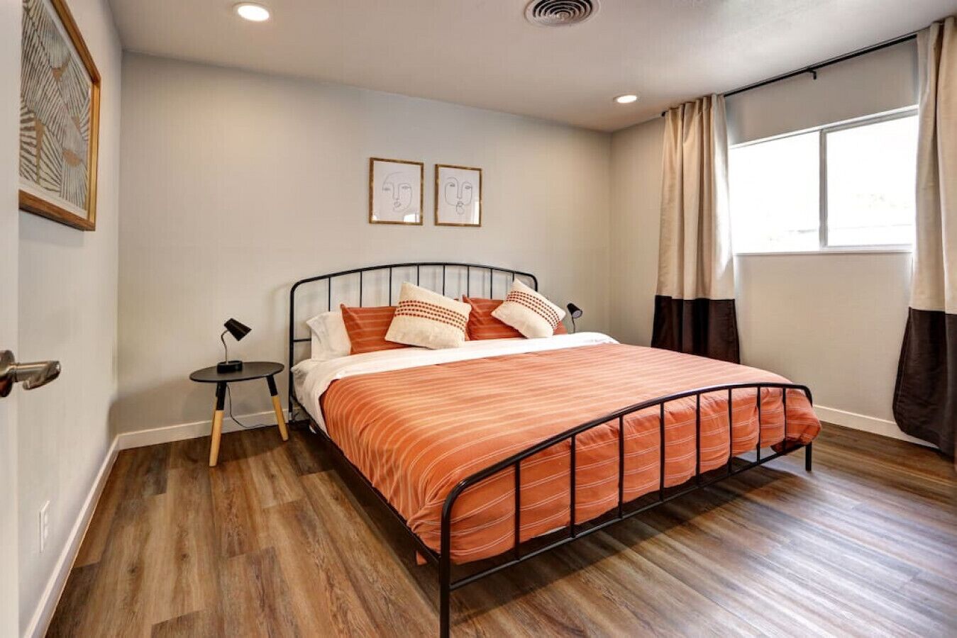 3 soverom, skrivebord, strykejern/-brett og reiseseng for barn