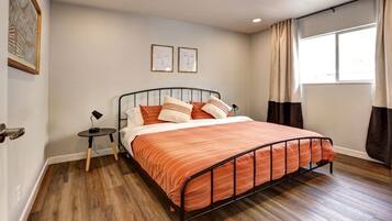 3 soverom, skrivebord, strykejern/-brett og reiseseng for barn