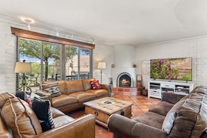 Smart TV, fireplace, DVD player, books - Fort Marcy 01 | Walk to Plaza | Private Balcony | Balcony | Hot Tub | Pool | End Unit | 2 Levels (Santa Fe)