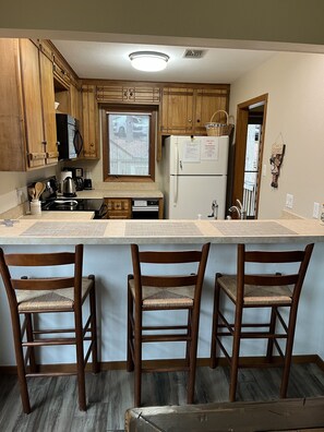 Fridge, microwave, oven, stovetop - Judy's Condo in the Forest at Lake Ouachita (Mount Ida)