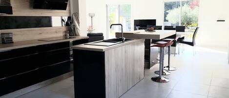 Réfrigérateur, micro-ondes, four, plaque de cuisson