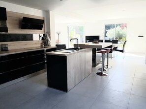 ثلاجة، ميكروويف، فرن، موقد طهي مسطح