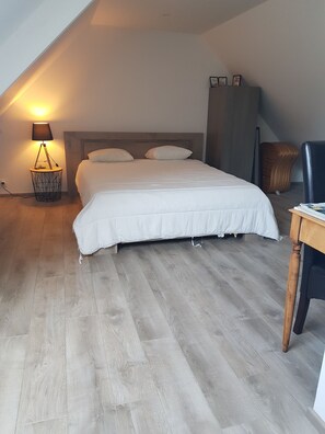 4 عدّة غرف نوم ومكواة/لوح كي وواي فاي وملاءات أسرّة