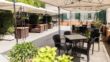 Khu ẩm thực ngoài trời