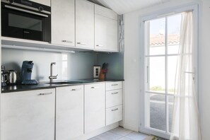 冷蔵庫、電子レンジ、オーブン、コンロ