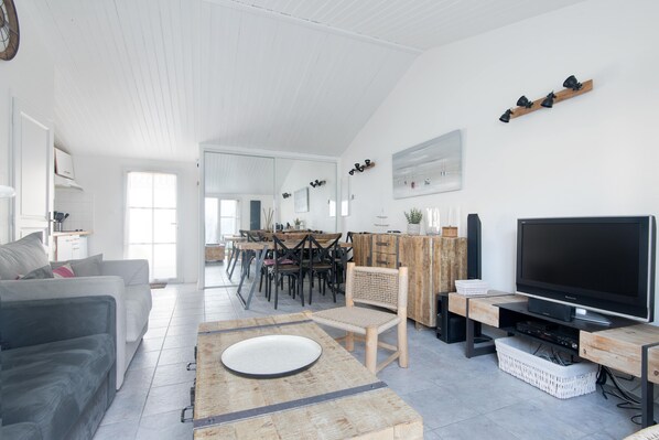 テレビ、DVD プレーヤー