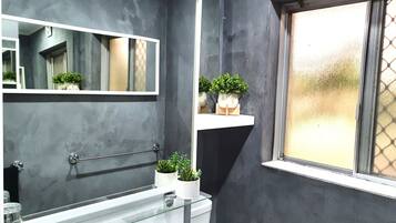 Een douche, een haardroger, handdoeken, zeep