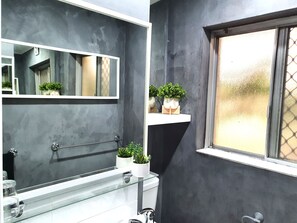 Dusche, Haartrockner, Handtücher, Seife