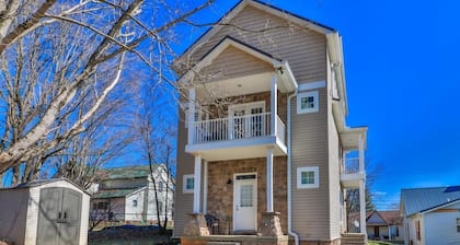 Quiet, Clean & Secure 5bd/5ba Skinny House, Every Room Has a Private Bathroom!