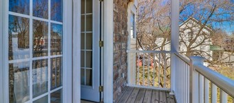 Quiet, Clean & Secure 5bd/5ba Skinny House, Every Room Has a Private Bathroom!