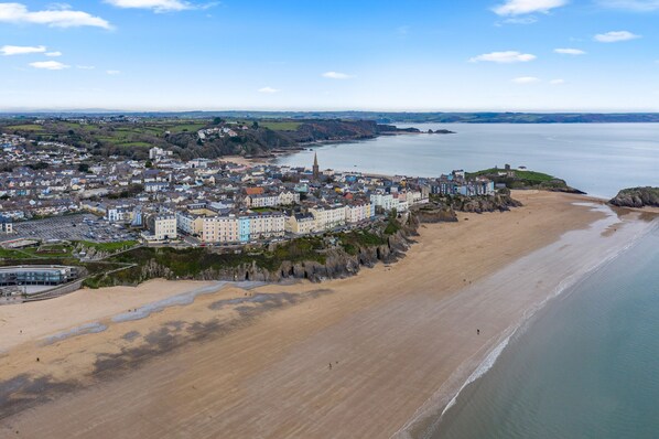 On the beach - 3 South Beach Court - Cosy Seafront Apartment (Tenby)