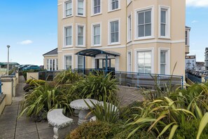 Exterior - 3 South Beach Court - Cosy Seafront Apartment (Tenby)