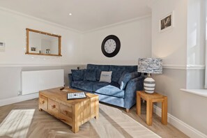 Smart TV - 3 South Beach Court - Cosy Seafront Apartment (Tenby)