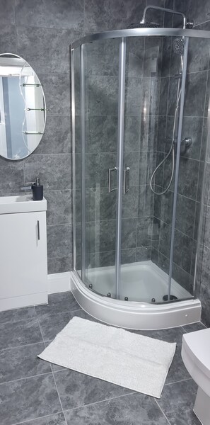 Ducha, cabezal de ducha tipo lluvia, toallas