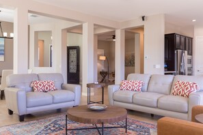 Casa (18519 Surprise) | Área de sala de estar | Televisión de pantalla plana 