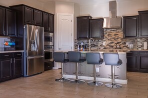 Casa (18519 Surprise) | Cocina privada | Refrigerador y utensilios de cocina 