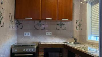 Kühlschrank, Mikrowelle, Ofen, Wasserkocher mit Kaffee-/Teezubehör