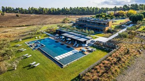 Un hôtel moderne doté d’une grande piscine, de nombreuses chambres et d’un jardin bien entretenu.