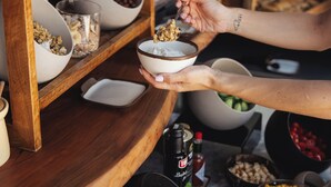 Une table en bois servant à présenter des plats, avec divers aliments et récipients.