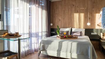 Junior Suite | In-room safe, free cribs/infant beds, free WiFi, bed sheets