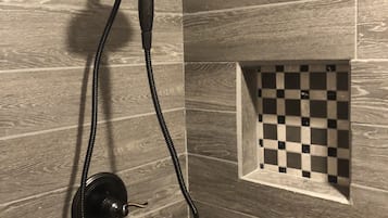 Douche, sĂšche-cheveux, serviettes fournies, savon
