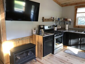 Fridge, microwave, oven, coffee/tea maker - Magnolia Cabin (Johnson City)