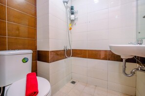 Chambre | Salle de bain | Douche, articles de toilette gratuits, serviettes fournies