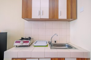 Chambre | Cuisine privée | Réfrigérateur, surface de cuisson, vaisselle et ustensiles