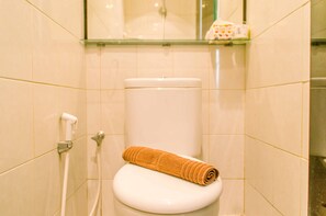 Room | Bathroom | Shower, free toiletries, towels
