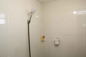 Værelse | Badeværelse | Bruser, gratis toiletartikler, håndklæder