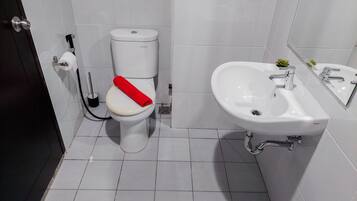 Room | Bathroom | Shower, free toiletries, towels, shampoo