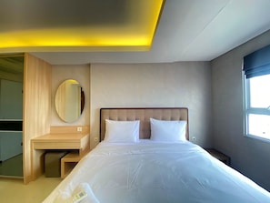 3 bedrooms, free WiFi, bed sheets - Modern, Cozy and Spacious 3BR at Gateway Pasteur (Cimahi)