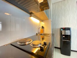 Room | Private kitchen | Fridge, stovetop, cookware/dishes/utensils