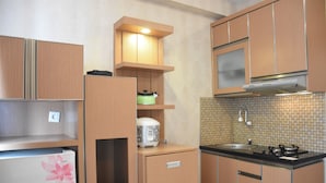 Room | Private kitchen - Best Deal and Comfort Big Studio at Green Pramuka City Apartment (Jakarta)