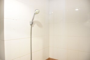 Habitación | Baño | Regadera, amenidades de baño gratuitas, toallas, shampoo 