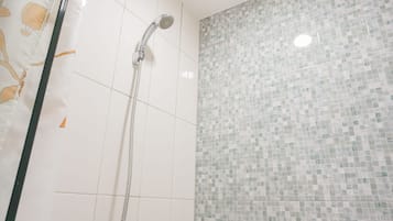 Quarto | Banheiro | Chuveiro, produtos de toalete grátis, toalhas de banho