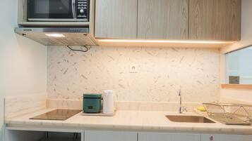 Quarto | Cozinha privada | Geladeira, micro-ondas, cooktop, talheres/pratos/utensílios de cozinha