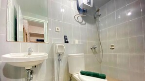 Een badkamer met een wastafel, toilet en douche.