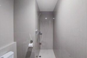 Zimmer | Badezimmer | Dusche, kostenlose Toilettenartikel, Handtücher
