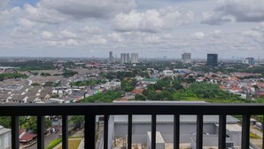 Un paysage urbain avec des immeubles d’habitation, quelques gratte-ciel et un ciel dégagé.