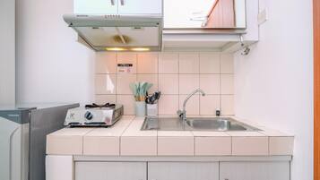 Huone | Yksityinen keittiö | Jääkaappi, liesi, keittoastiat/astiat/ruokailuvälineet