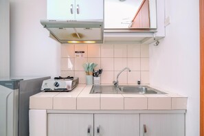Room | Private kitchen | Fridge, stovetop, cookware/dishes/utensils