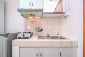 Room | Private kitchen | Fridge, stovetop, cookware/dishes/utensils