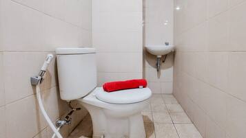 Habitación | Baño | Ducha, artículos de higiene personal gratuitos, toallas y champú